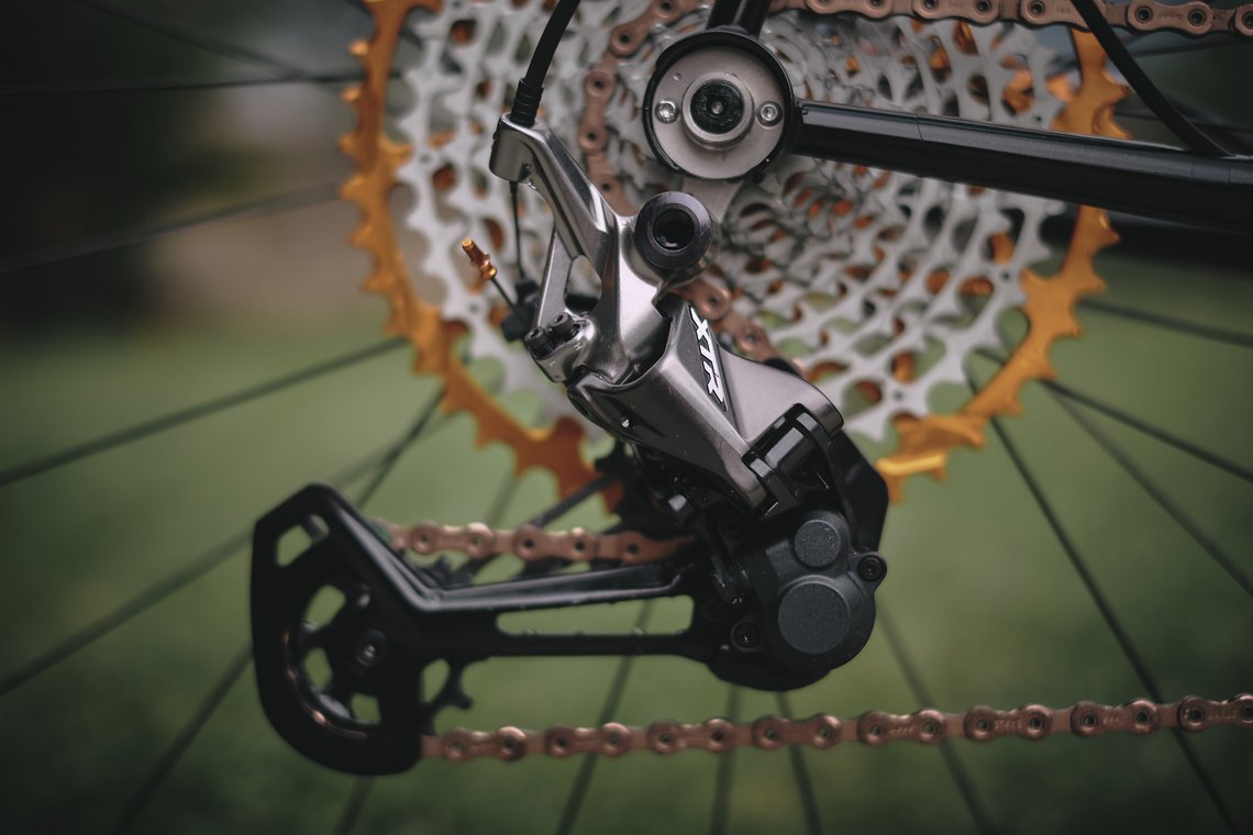 Geschaltet wird mit einem edlen Shimano XT Antrieb, ...