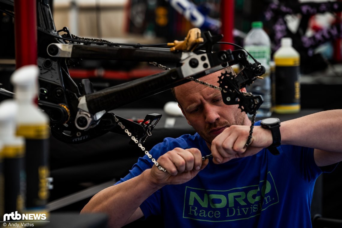 Das Arbeitsgerät von Altstar Greg Minnaar bekommt eine frische Kette. Gerüchten zufolge könnte er in Loudenvielle zum letzten Mal bei einem europäischen World Cup an den Start gehen.