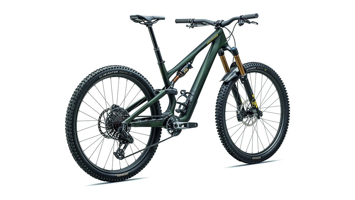 … setzt auf Fox Factory, SRAM X0 Transmission und edle Carbon-Parts.