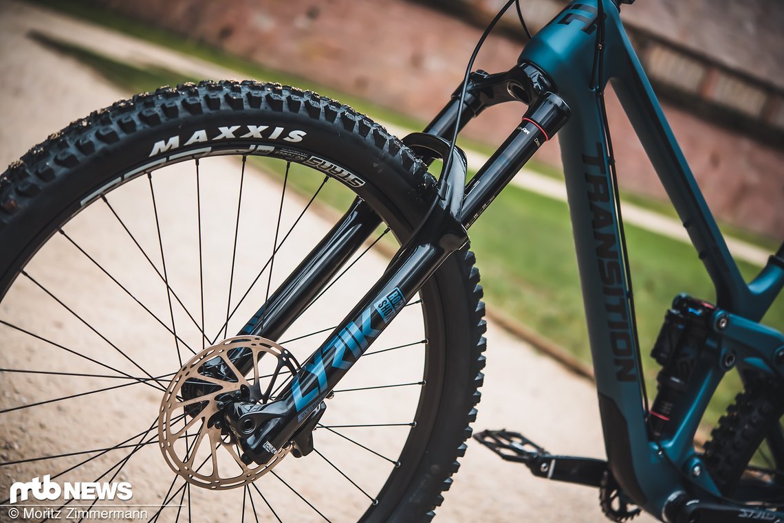 An der Front arbeitet eine RockShox Lyrik Ultimate-Federgabel mit 150 mm Federweg.