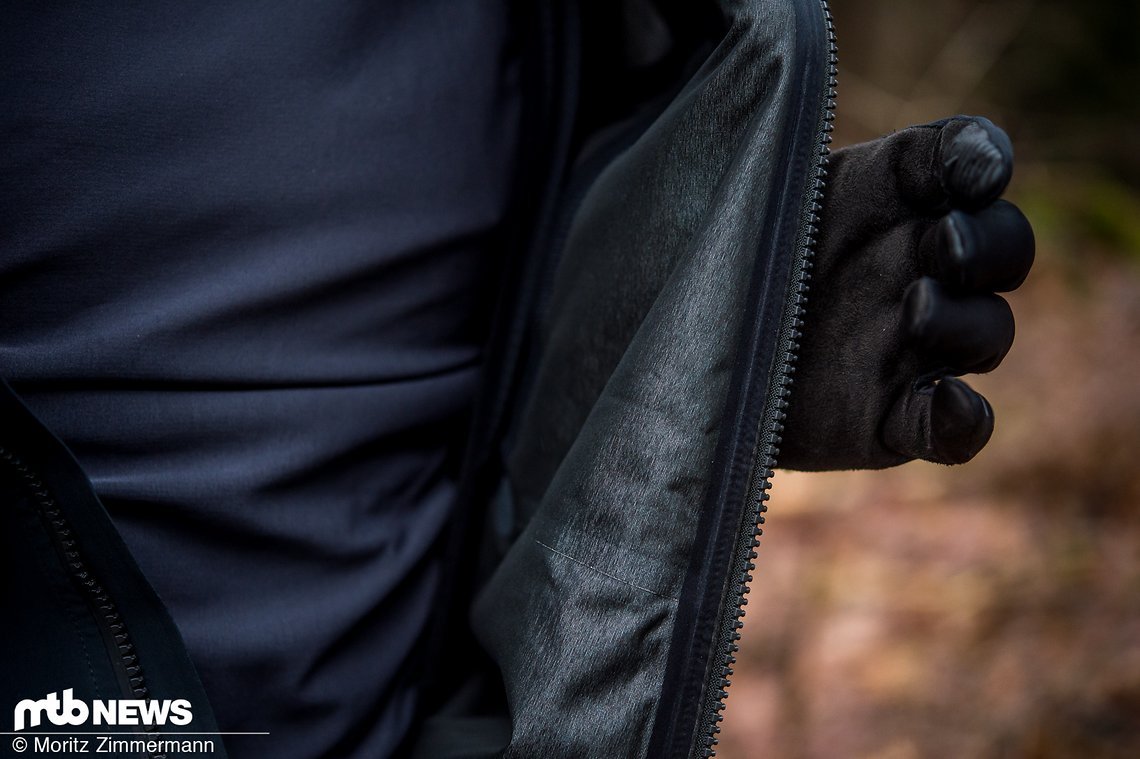 Das dünne und elastische Material der Fox-Jacke weiß zu gefallen.