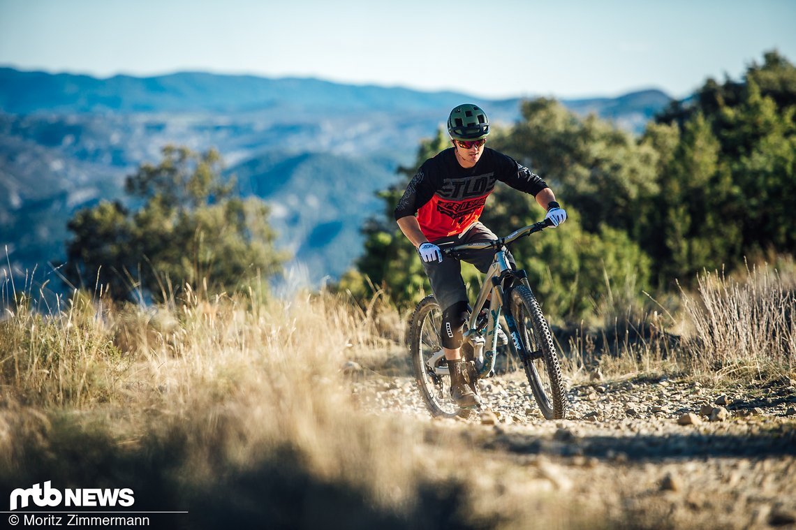 Bergauf ist das YT Jeffsy eher gemütlich unterwegs und erinnert eher an ein modernes Enduro als an ein spritziges Trailbike.