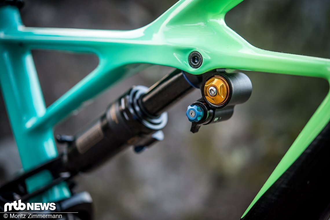 Gegen Ende unserer Testwoche gab leider eine kleine Dichtung im Öhlins STX-Dämpfer den Geist auf, woraufhin dieser partout keinen Luftdruck mehr aufrecht erhalten wollte.