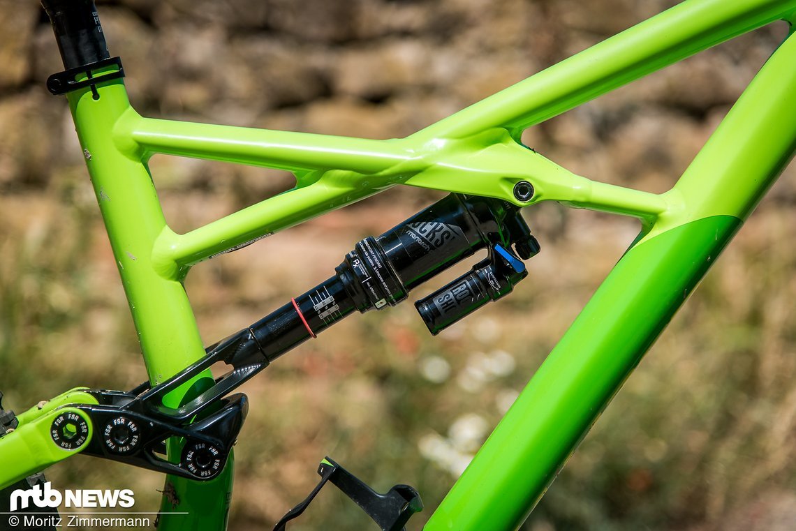 Die 165 mm Federweg am Heck werden von einem RockShox Monarch Plus RC3 kontrolliert