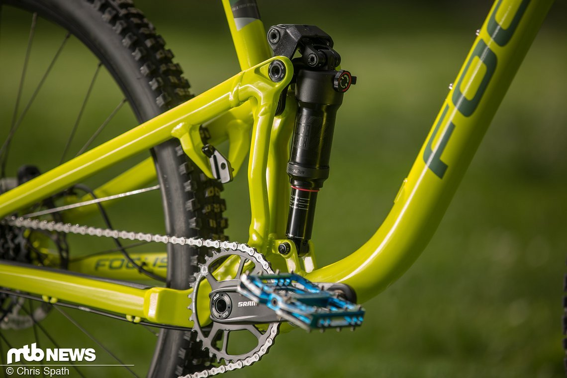 Im F.O.L.D.-Hinterbau steckt ein RockShox Deluxe-Dämpfer