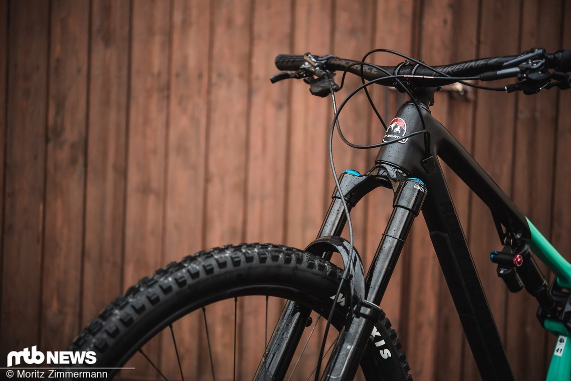 Fox 36, Race Face-Cockpit, griffige Maxxis Minions mit Exo Plus-Karkasse