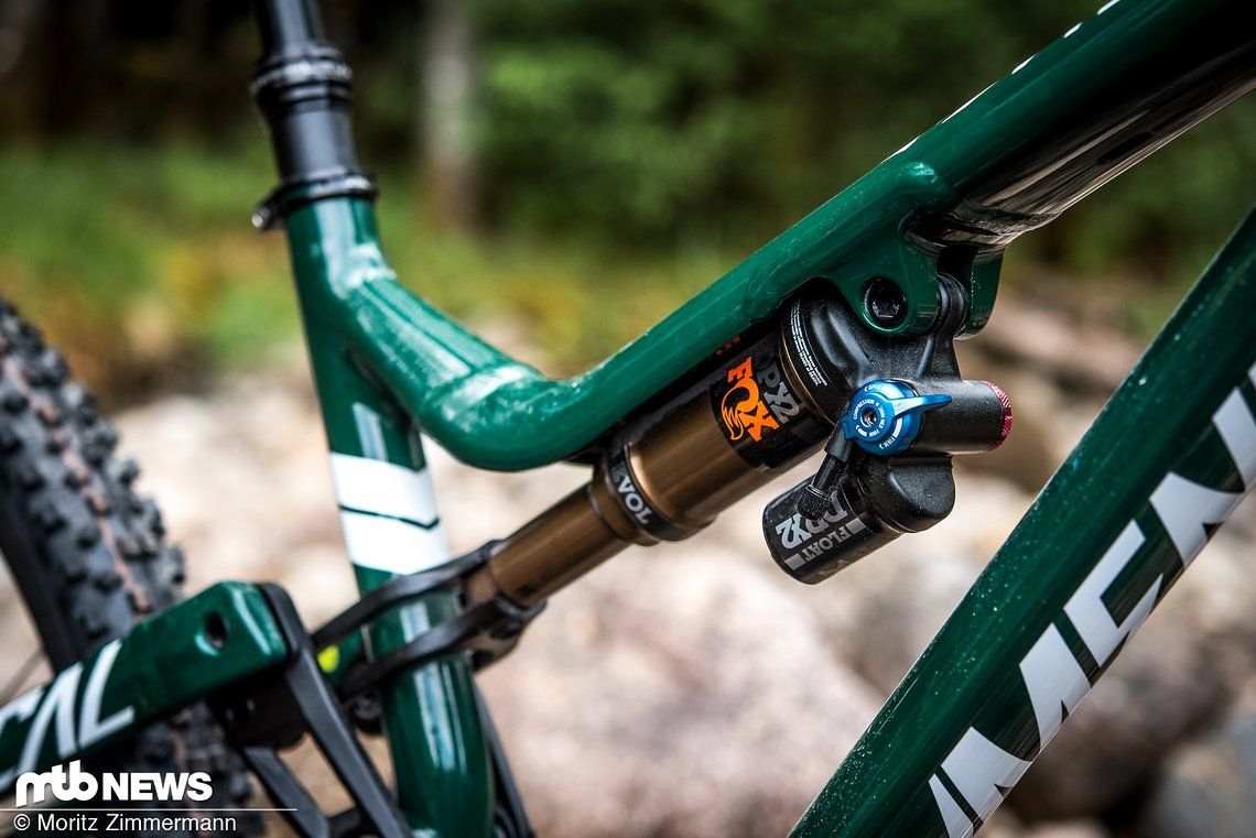 Am Heck findet sich der dazu passende Fox DPX Factory-Dämpfer, der 130 mm Federweg verwaltet.