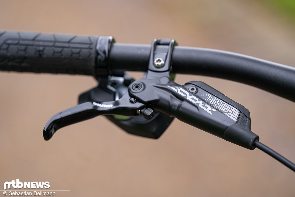 Die SRAM Code R bietet zwar nicht ganz so viele Verstellmöglichkeiten wie ihre große Schwester ...