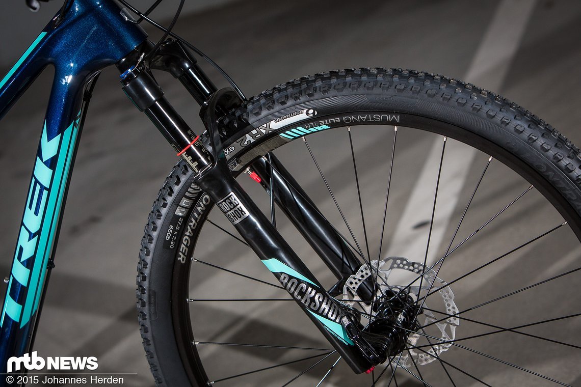 Vorne federt eine RockShox Reba RL Federgabel