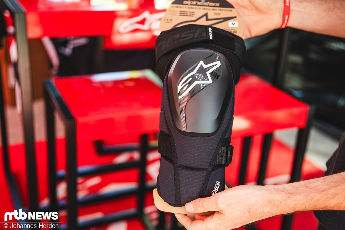 Der Alpinestars A-Impact Shield Protector ist in Varianten für Ellenbogen und Knie erhältlich und schlägt mit Preisen zwischen 150 € und 130 € zu Buche.