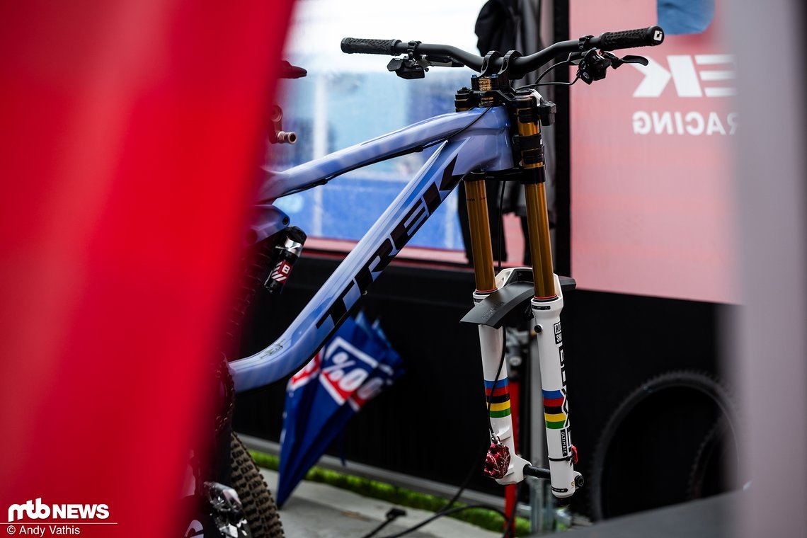 Vergangene Woche konnte Loris Vergier den größten Erfolg seiner Karriere feiern. Wie bei Trek üblich, ist sein Weltmeister-Bike direkt an den Hersteller gesendet worden. Ein weltmeisterlicher Rahmen soll Gerüchten zufolge auf dem Weg sein