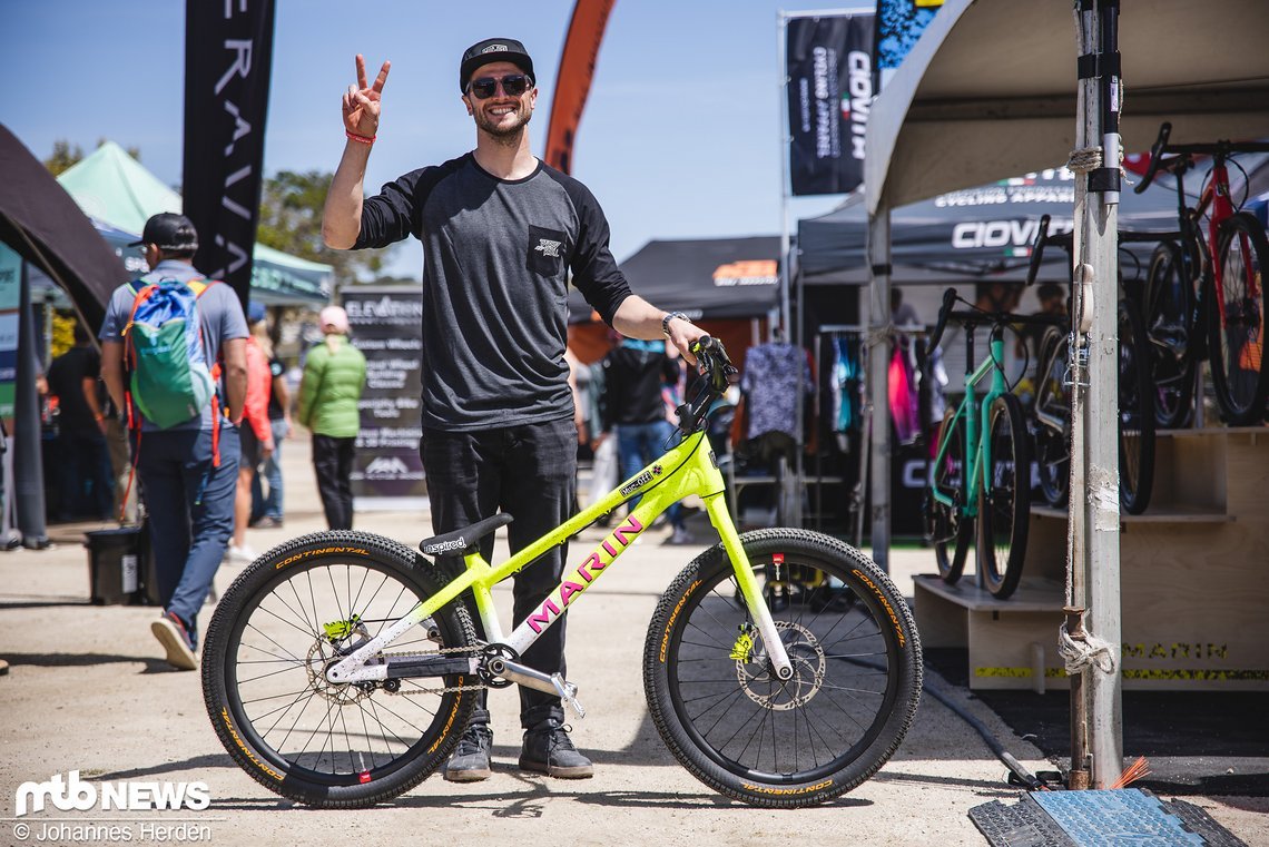 Teamfahrer Duncan Shaw präsentierte sein neues, frisch lackiertes Trialbike.
