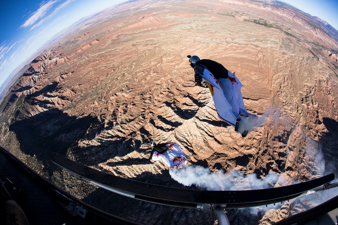 Andy Farrington und Mike Swanson heißen die beiden Wingsuit-Piloten, die zum Start der Show spektakulär über das Gelände segelten.