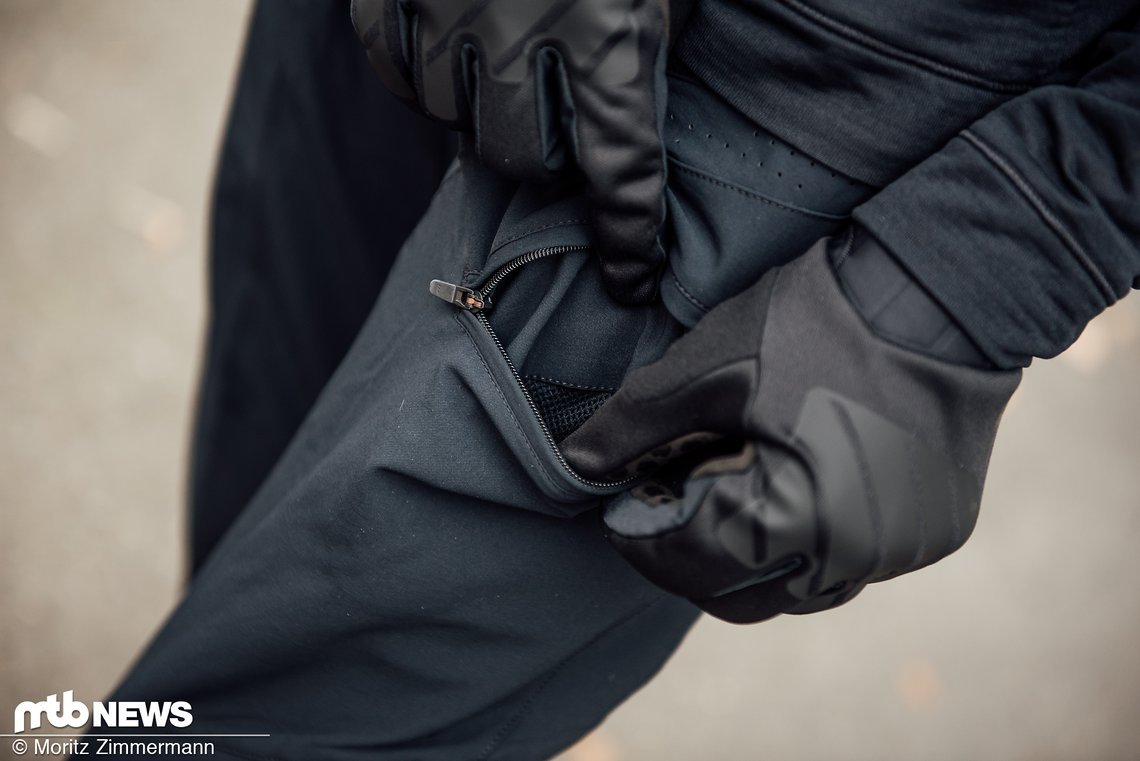 Auf den Oberschenkeln ist je eine Reißverschluss-Tasche platziert.
