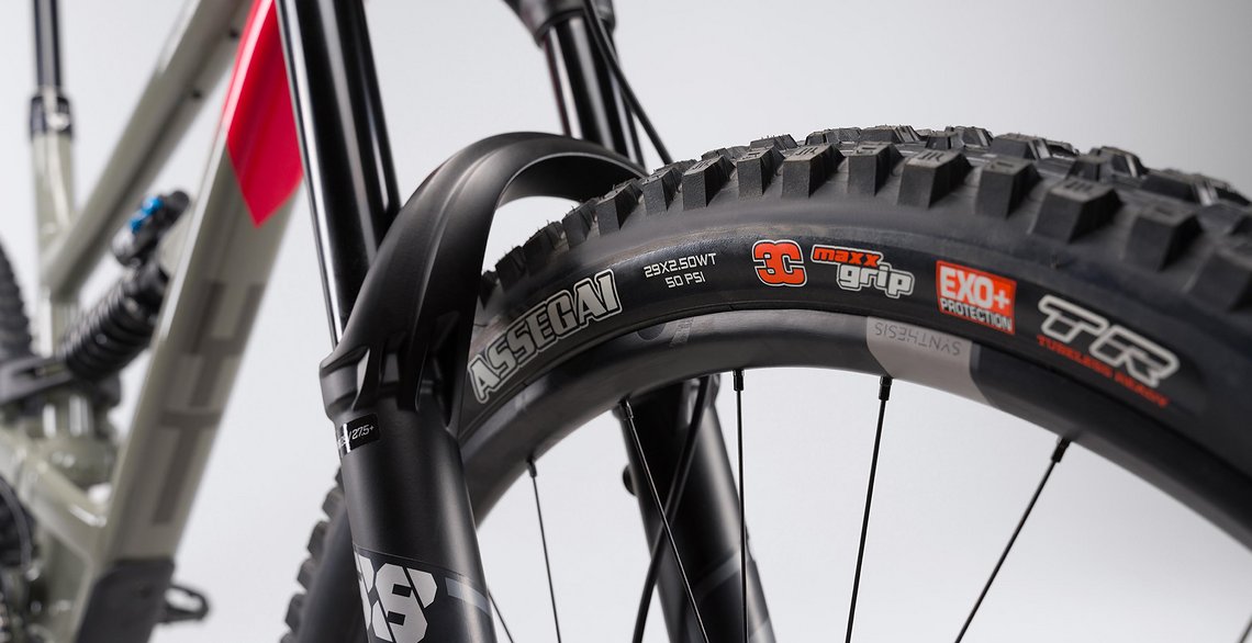 Mit dem Maxxis Assegai vorne und dem DHR II hinten wird eine bewährte und beliebte Reifenkombination bei Enduristis gesetzt.