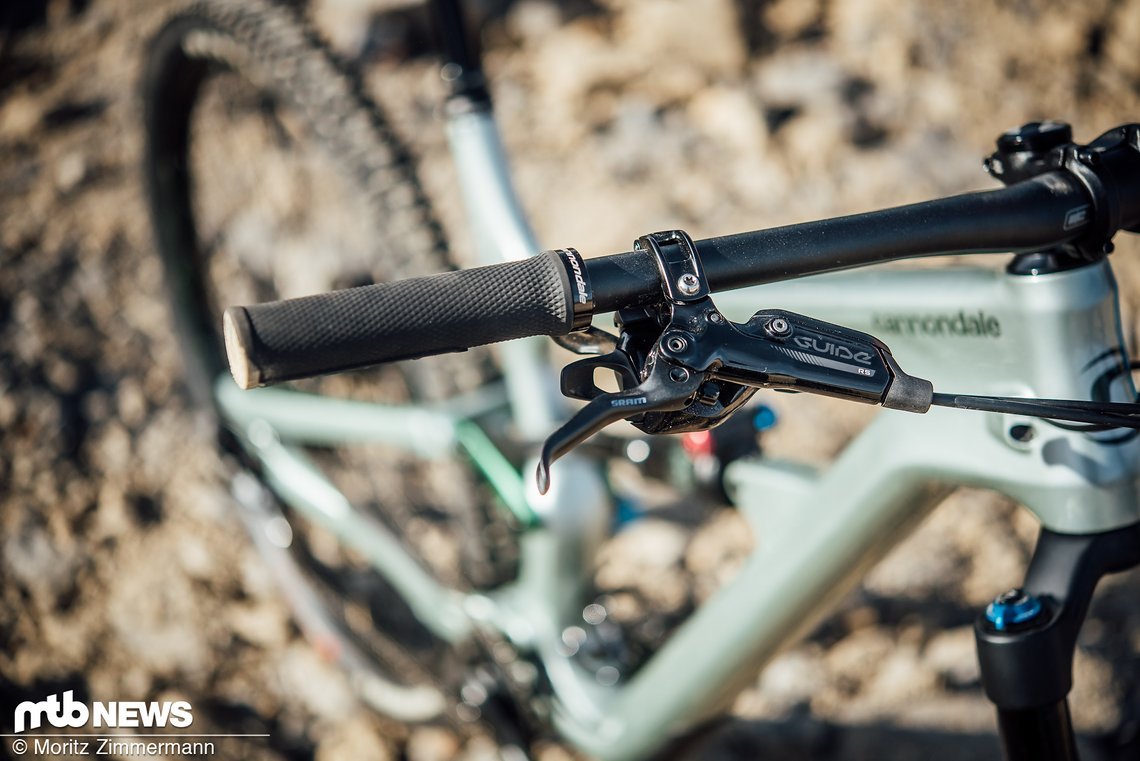 Verzögert wird mit SRAM Guide RS-Bremsen.