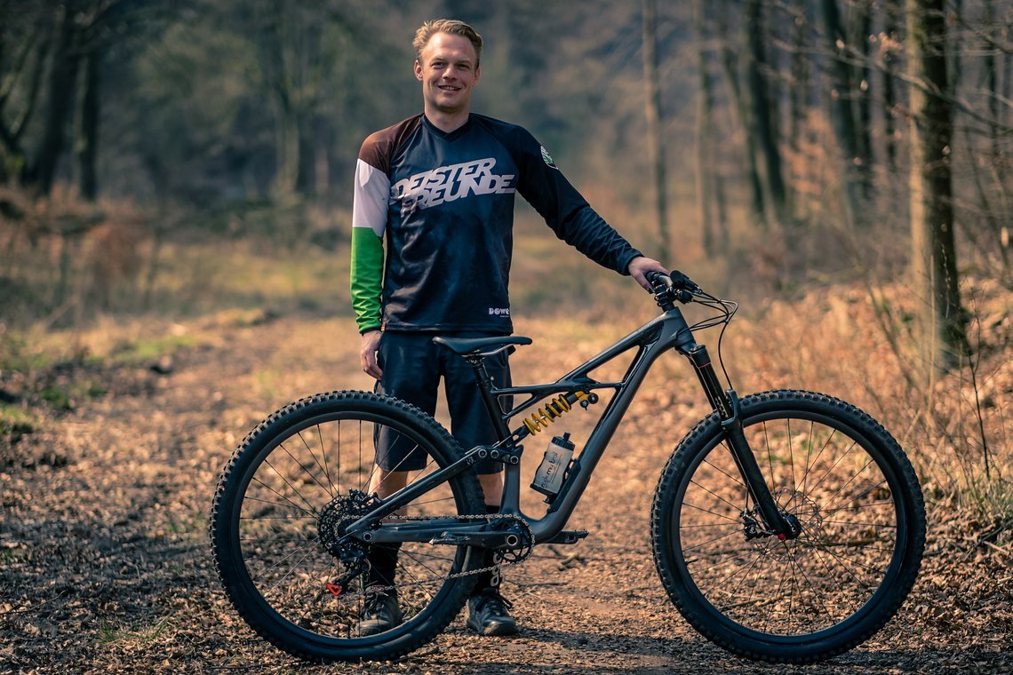 Stolzer Besitzer mit Bike