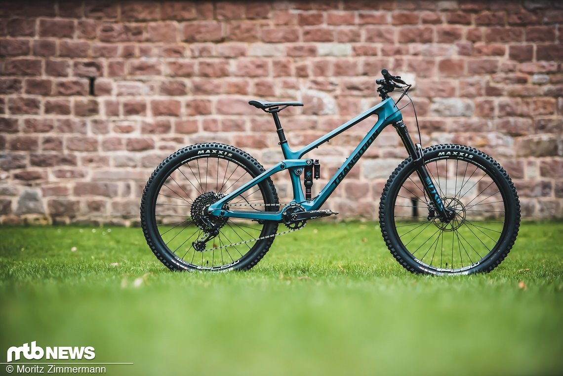 Das neue Transition Scout Carbon macht nicht nur optisch einiges her, sondern lässt es auch auf dem Trail ordentlich krachen