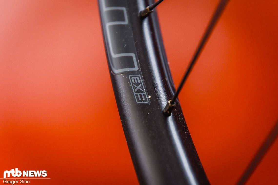 Die Stans Flow EX 3-Laufräder richten sich an DH und Enduro-Piloten und sollen vor allem durch ihre Tubeless-Fähigkeit glänzen.