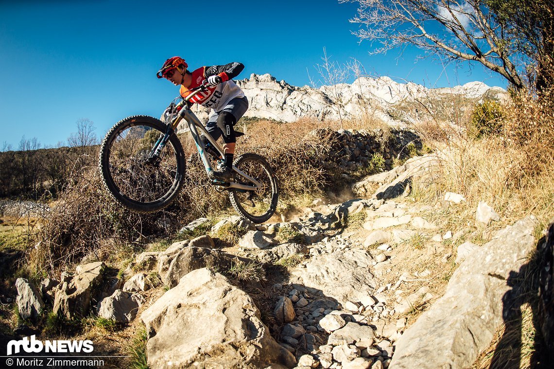 Grobes Geläuf, viele Steine und harte Schläge sind genau das Terrain des Jeffsys, hier macht dem YT kein anderes Bike in unserem Vergleichstest etwas vor