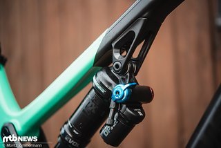 Kleines Detail, große Wirkung: Die vordere Dämpfer-Aufnahme besteht aus Aluminium und ist von unten mit dem Carbon-Rahmen verschraubt. Nur diese und der Dämpfer selbst unterscheiden das Instinct vom Altitude Kleines Detail, große Wirkung: Die vordere Dämpfer-Aufnahme besteht aus Aluminium und ist von unten mit dem Carbon-Rahmen verschraubt. Nur diese und der Dämpfer selbst unterscheiden das Instinct vom Altitude