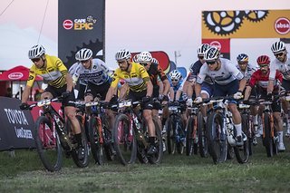 Und ab geht's für die Herren. Fokussiert wie bei einem XC-Rennen!
