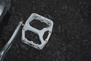 Der Preis für die Leatt-Flat-Pedals liegt zwischen 169 und 319 € (UVP). Der Preis für die Leatt-Flat-Pedals liegt zwischen 169 und 319 € (UVP).