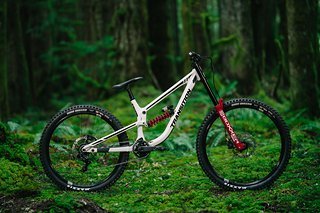 Die neueste Inkarnation des Transition TR11 Downhill-Bikes besitzt eine verfeinerte Kinematik, überarbeitete Geo und kommt in neuen Farben. Die neueste Inkarnation des Transition TR11 Downhill-Bikes besitzt eine verfeinerte Kinematik, überarbeitete Geo und kommt in neuen Farben.