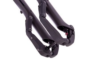 Neben den beiden Luftfedern kommt ein ebenfalls versteckter Twin-Tube-Thru-Shaft-Dämpfer zum Einsatz Neben den beiden Luftfedern kommt ein ebenfalls versteckter Twin-Tube-Thru-Shaft-Dämpfer zum Einsatz