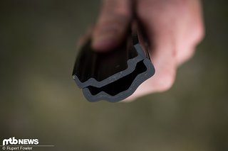 Oben der erste Entwurf, unten das finale Felgenprofil Oben der erste Entwurf, unten das finale Felgenprofil