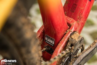 Teammechaniker Alvaro durfte sich auch am Olympiabike von Jolanda Neff verewigen Teammechaniker Alvaro durfte sich auch am Olympiabike von Jolanda Neff verewigen
