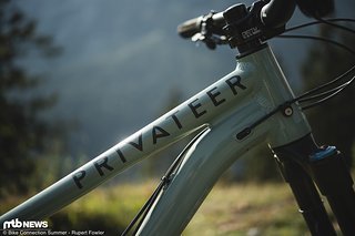 Mit Ausnahme der Vario-Stütze werden alle Kabel extern geführt und zusätzlich noch am Steuerrohr mit Klemmungen fixiert. Mit Ausnahme der Vario-Stütze werden alle Kabel extern geführt und zusätzlich noch am Steuerrohr mit Klemmungen fixiert.