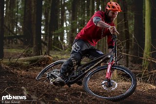 Die Marzocchi Z1 Coil steht auch in Kurven hoch im Federweg