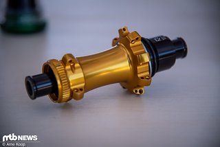 Die neue Industry Nine Solix Nabe richtet sich an den XC-Breich und soll mit einem super kleinen Einrastwinkel begeistern. Die neue Industry Nine Solix Nabe richtet sich an den XC-Breich und soll mit einem super kleinen Einrastwinkel begeistern.