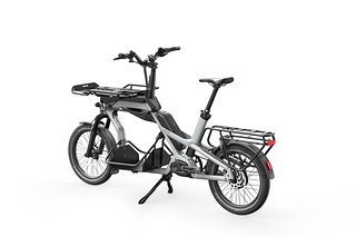 Die Ladefläche des CS200 wurde in den Rahmen zwischen Vorderrad und Motor integriert – so wurde ein kompaktes Maß erreicht. Die Ladefläche des CS200 wurde in den Rahmen zwischen Vorderrad und Motor integriert – so wurde ein kompaktes Maß erreicht.