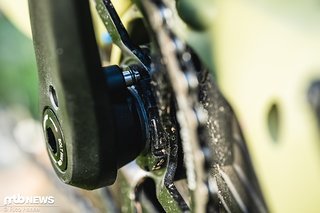 Durch den Pin kann der Motor Freilauf arretiert und die Kette rückwärts gedreht werden wie beim normalen MTB. Durch den Pin kann der Motor Freilauf arretiert und die Kette rückwärts gedreht werden wie beim normalen MTB.
