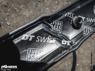 Das erste Hinterrad erlebte einen Titanic-Moment und musste sich auf der zweiten Fahrt einem spitzen Stein geschlagen geben Das erste Hinterrad erlebte einen Titanic-Moment und musste sich auf der zweiten Fahrt einem spitzen Stein geschlagen geben