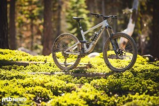 Das Specialized Enduro wurde 2020 von Grund auf neu designt und ist geometrie-technisch ganz schön aufgebohrt worden. Die S-Works-Variante kostet 10.999 € und und verfügt über 170 mm Federweg an Front und Heck. Das Specialized Enduro wurde 2020 von Grund auf neu designt und ist geometrie-technisch ganz schön aufgebohrt worden. Die S-Works-Variante kostet 10.999 € und und verfügt über 170 mm Federweg an Front und Heck.