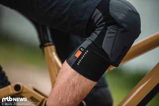 Seitlich angebrachte Protektoren-Pads sorgen für zusätzlichen Schutz. Seitlich angebrachte Protektoren-Pads sorgen für zusätzlichen Schutz.