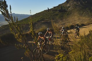 Vera Looser und Alexis Skarda können dem Team Toyota-Specialized am ehesten folgen, auch wenn es heute im Ziel weitere 4:37 Minuten Rückstand waren.