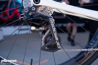 Bei Ceramicspeed gab es einen neuen leichtgängigen Tuning Schaltkäfig für den Rennrad-Antrieb. Bei Ceramicspeed gab es einen neuen leichtgängigen Tuning Schaltkäfig für den Rennrad-Antrieb.