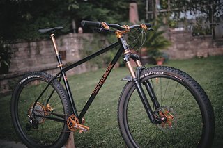 An der Front ist eine Fox 34 Factory mit 120 mm Federweg verbaut An der Front ist eine Fox 34 Factory mit 120 mm Federweg verbaut