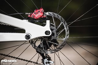 Die neuen SRAM Maven-Bremsen sorgen für die nötige Verzögerung.