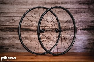 Auch für Carbon-Liebhaber gibt's was Neues: Die Phase-Laufräder sind nicht nur extrem leicht, sondern sollen auch noch richtig stabil sein! Auch für Carbon-Liebhaber gibt's was Neues: Die Phase-Laufräder sind nicht nur extrem leicht, sondern sollen auch noch richtig stabil sein!
