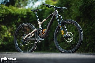 Das Specialized Enduro LTD kostet 8.000 € und bringt in Größe S3 16,4 kg ohne Pedale auf die Waage Das Specialized Enduro LTD kostet 8.000 € und bringt in Größe S3 16,4 kg ohne Pedale auf die Waage