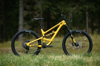 Beim Fahrwerk wird ganz aufs Öhlins gesetzt – nach Wahl sogar in der passenden Rahmenfarbe. Beim Fahrwerk wird ganz aufs Öhlins gesetzt – nach Wahl sogar in der passenden Rahmenfarbe.