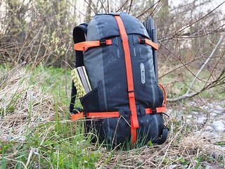 Mit dem Ortlieb Atrack BP schicken die Spezialisten aus Mittelfranken einen neuen Rucksack ins Rennen, der mit einem Fassungsvermögen von 25 Litern und speziellen Features für Bike(packing)-Abenteuer überzeugen will