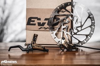 Die goldene Variante der neuen TRP Evo Pro-Bremse geht mit einem Kaufpreis von 379 € an den Start. Die goldene Variante der neuen TRP Evo Pro-Bremse geht mit einem Kaufpreis von 379 € an den Start.