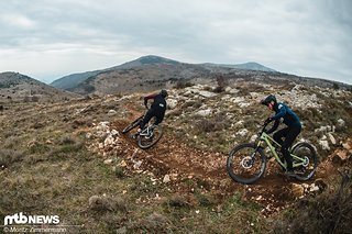 Auf unzähligen Höhen- und Tiefenmetern haben unsere Tester Eindrücke auf den Bikes gesammelt Auf unzähligen Höhen- und Tiefenmetern haben unsere Tester Eindrücke auf den Bikes gesammelt