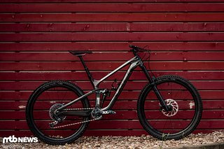 Keine Revolution, aber gesunde Evolution: Das neue Trek Slash bekommt etwas mehr Federweg, Stauraum im Unterrohr und eine längere Geometrie spendiert! Keine Revolution, aber gesunde Evolution: Das neue Trek Slash bekommt etwas mehr Federweg, Stauraum im Unterrohr und eine längere Geometrie spendiert!